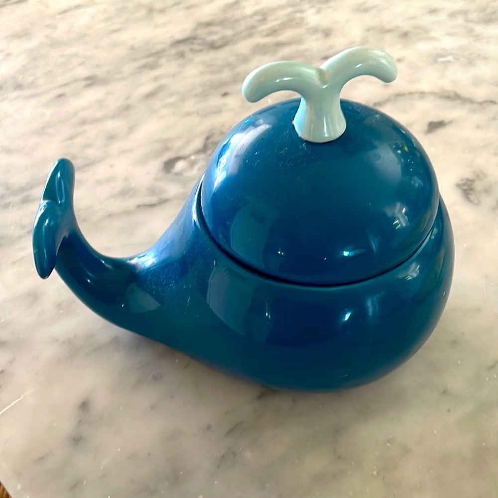 Whale measuring cups